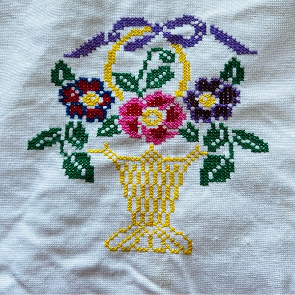 36”x60” Vintage Linen Tablecloth with Embroidery, Centerpiece, Table Topper. - Picture 4 of 7